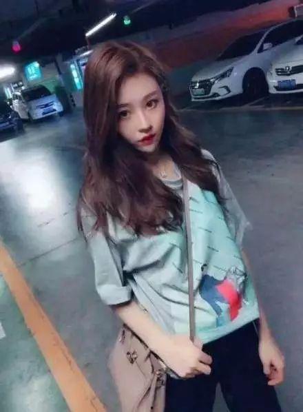 东北女高中生网红吃瓜