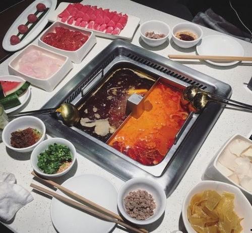 南宁网红女海底捞吃瓜,网友热议一地瓜皮