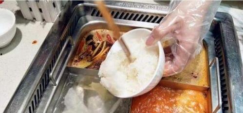 南宁网红女海底捞吃瓜,网友热议一地瓜皮