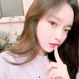 清纯网红吃瓜少女