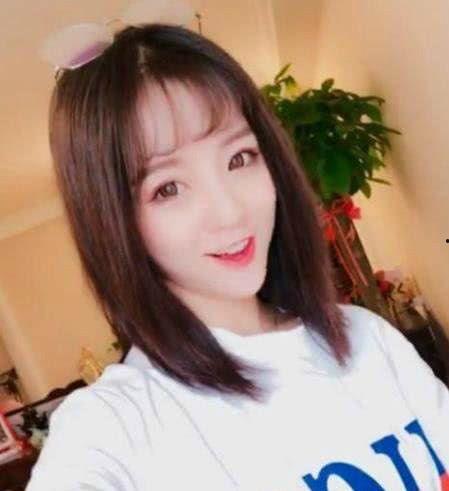 网红爱婷哥吃瓜头像图,揭秘网络红人的趣味生活瞬间