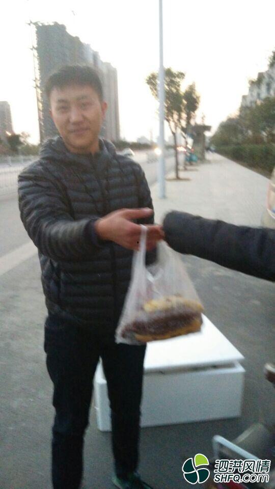 帅小伙实测网红吃瓜姿势,帅小伙实测带你领略潮流风采  第2张